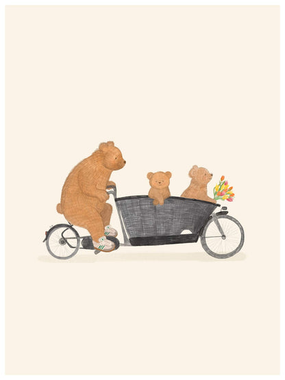 Kinderkamerposter uit de Yuppen-ouder collectie met twee beren in een Urban Arrow bakfiets en tulpen, in zandkleurige babykamerstijl.