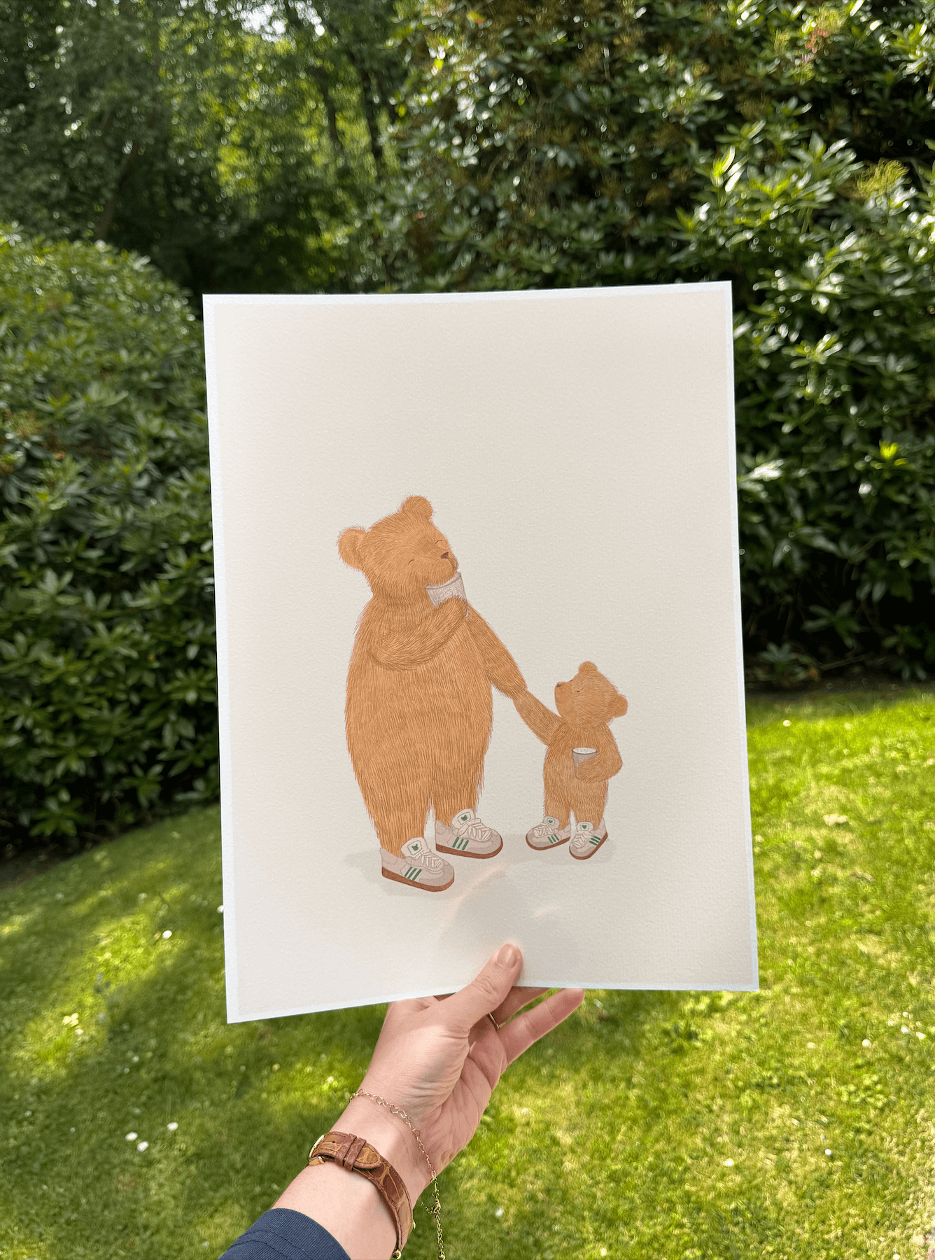 Unieke kinderkamerposter met een vader en zoon beer die samen cappuccino drinken. Perfect als decoratie voor de baby- of kinderkamer én als origineel Vaderdagcadeau.