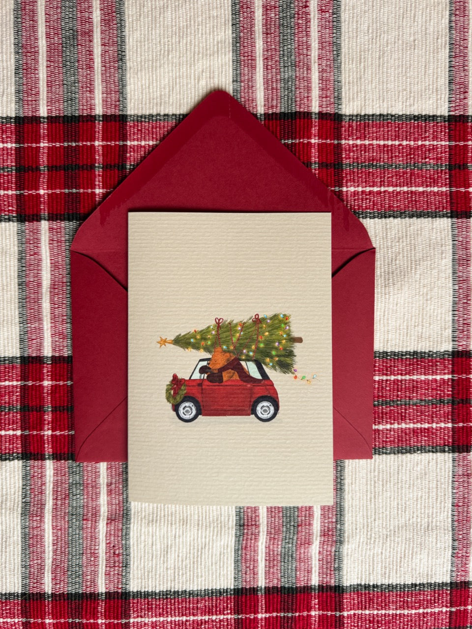 Luxe Kerstkaart - Rood kerst stadsautootje met Boom op het dak