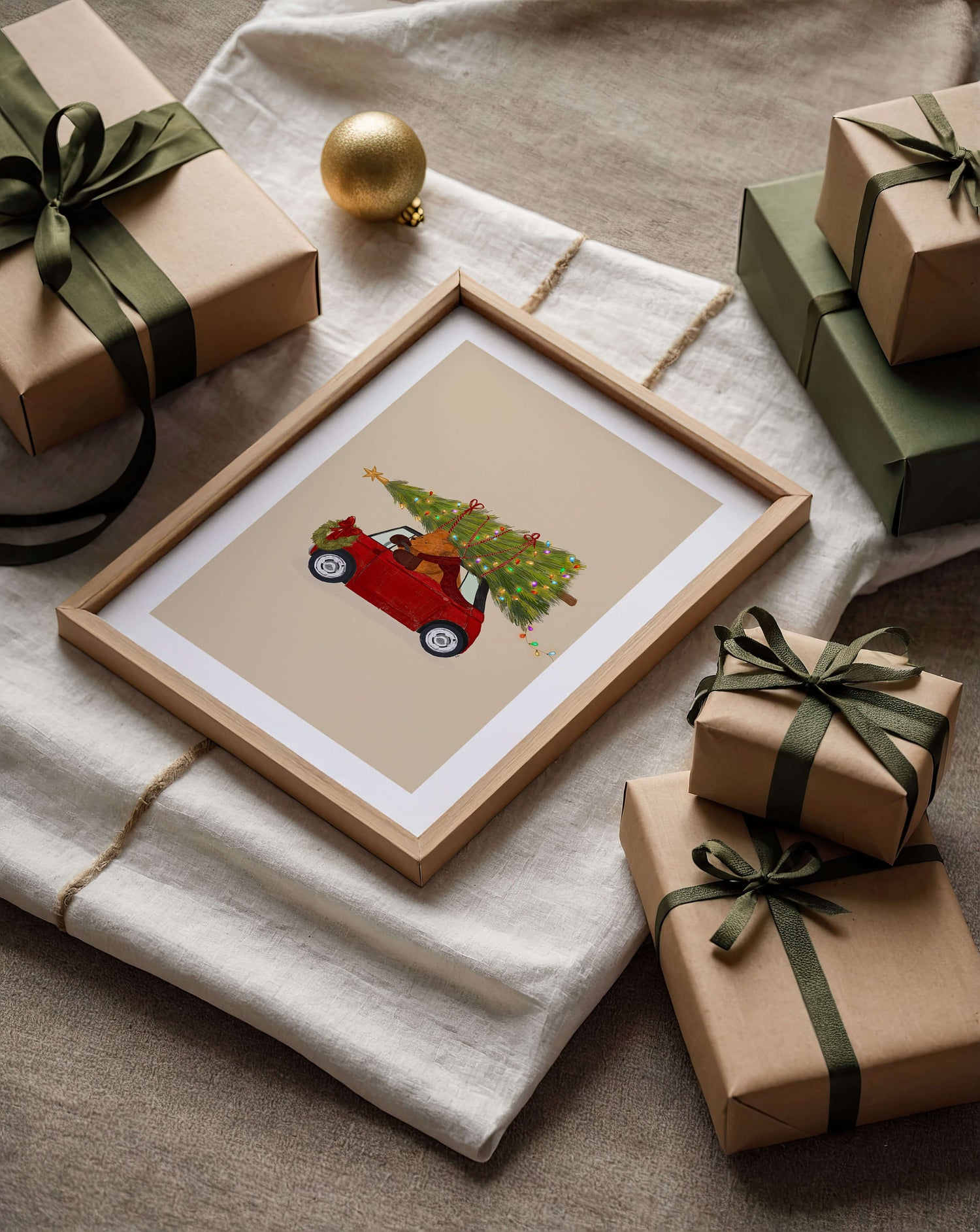 Sfeerbeeld kerst cadeautje voor de feestdagen kerstauto (Biro) met kerstboom op het dak. Yuppencollecttie