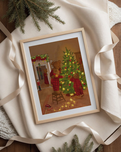 Gepersonaliseerde kerstposter van Blueberry Baby met een illustratie van een berenfamilie die samen de kerstboom versiert. Warme kerstdecoratie in zachte tinten, ideaal als familieposter of cadeau voor de feestdagen.