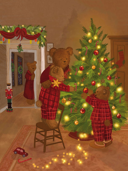 2 kinderen: “Illustratie van een berenfamilie met twee kinderen die samen de kerstboom versieren. Gepersonaliseerde kerstposter van Blueberry Baby.”